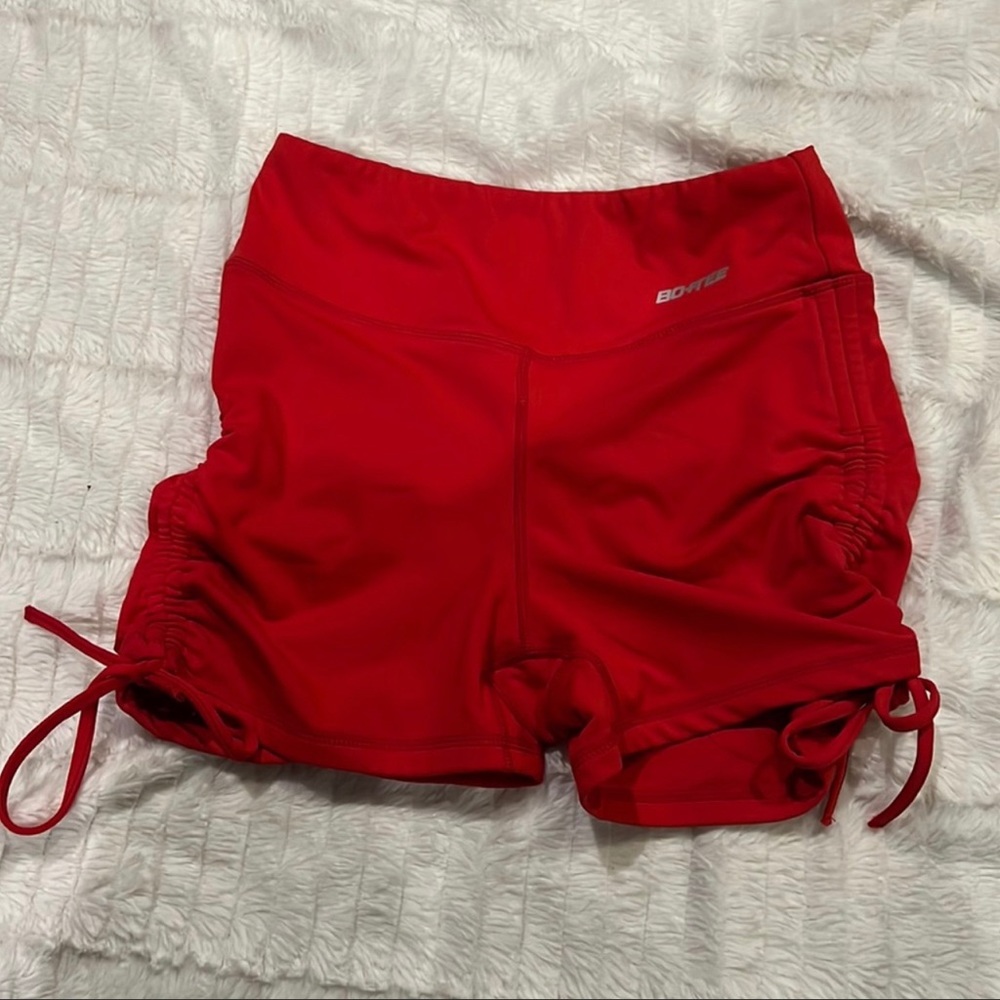 Red cinched biker shorts Bo&Tee S